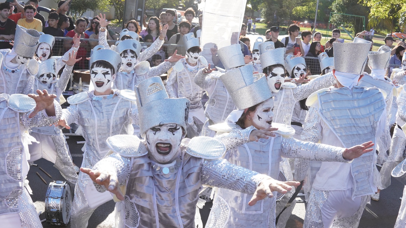 Multitud animada en el desfile nocturno, con banderas y pancartas