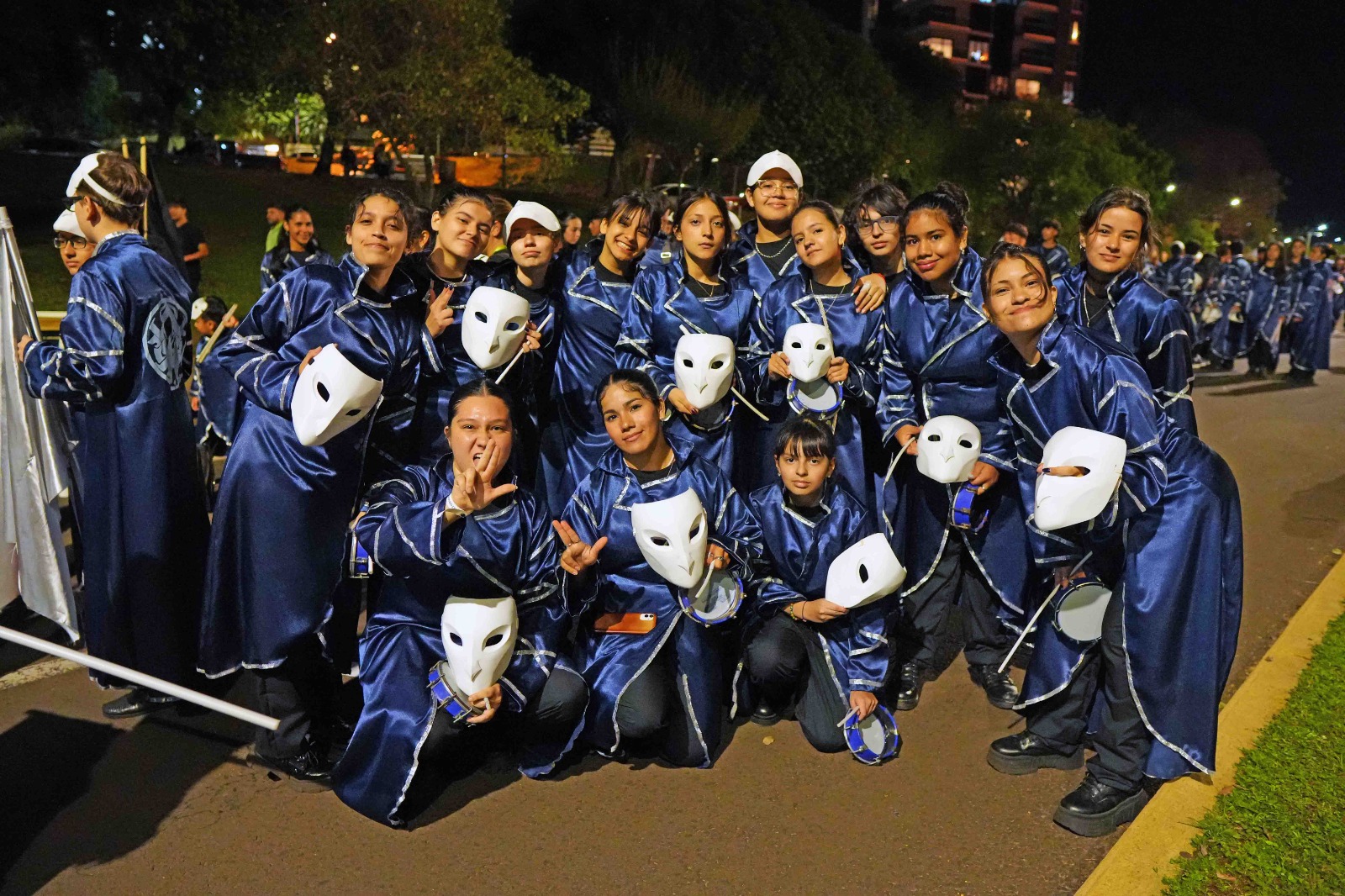 Estudiantes bailando en la calle, llenos de color y alegría