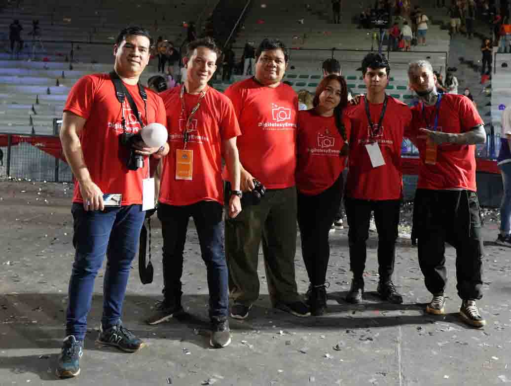 Equipo de fotógrafos profesionales con cámaras y credenciales de APES